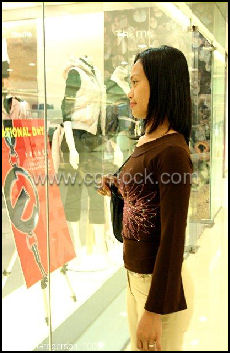20080314-woman shopping in in Beijing.jpg